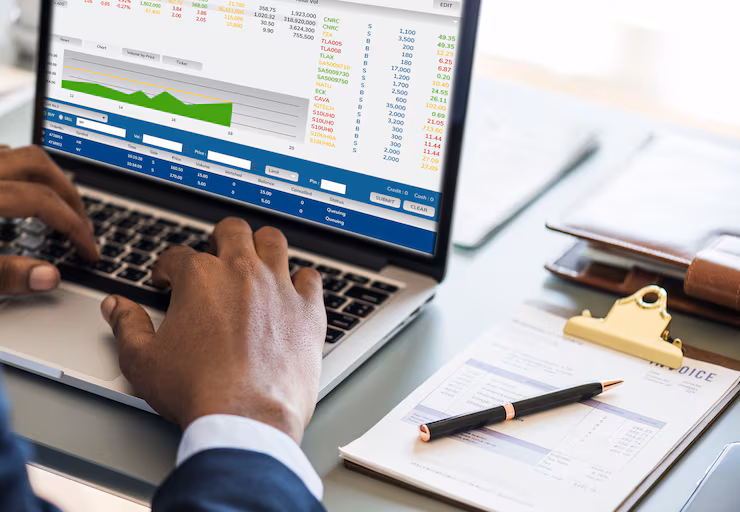 Professionnel travaillant sur les états financiers